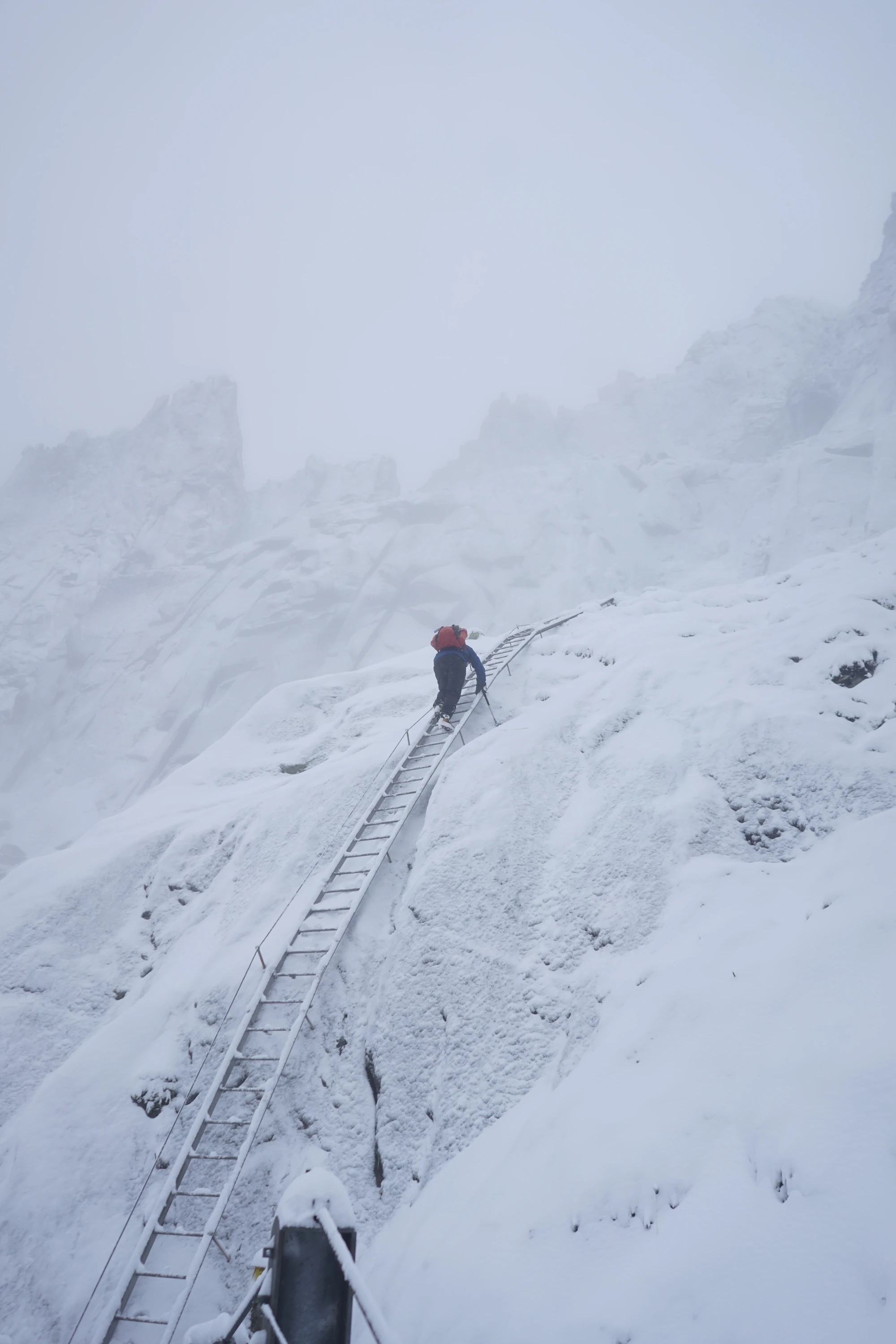 Mann auf Leiter in den Bergen