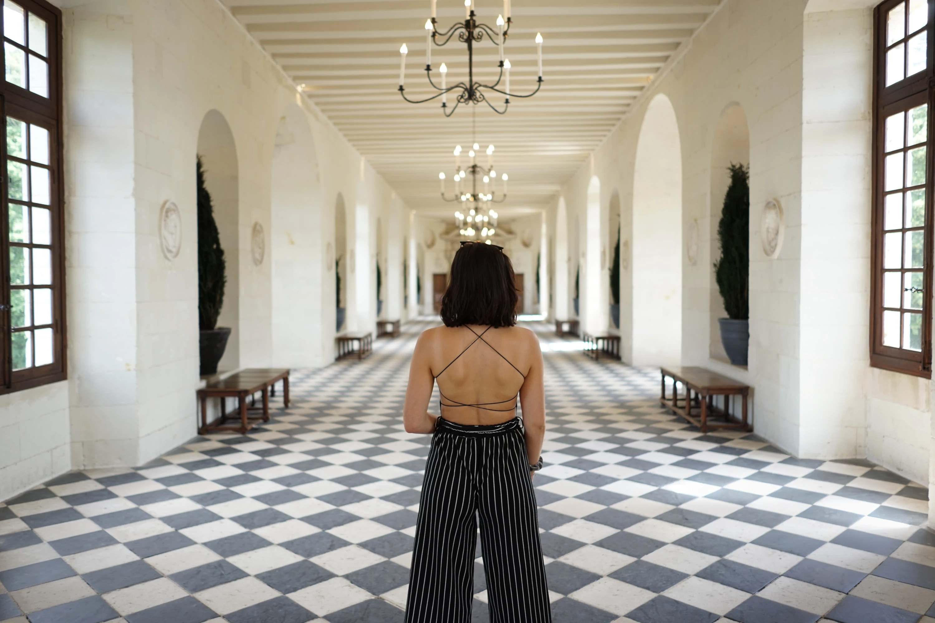 Junge Frau in einem französischem Schloss