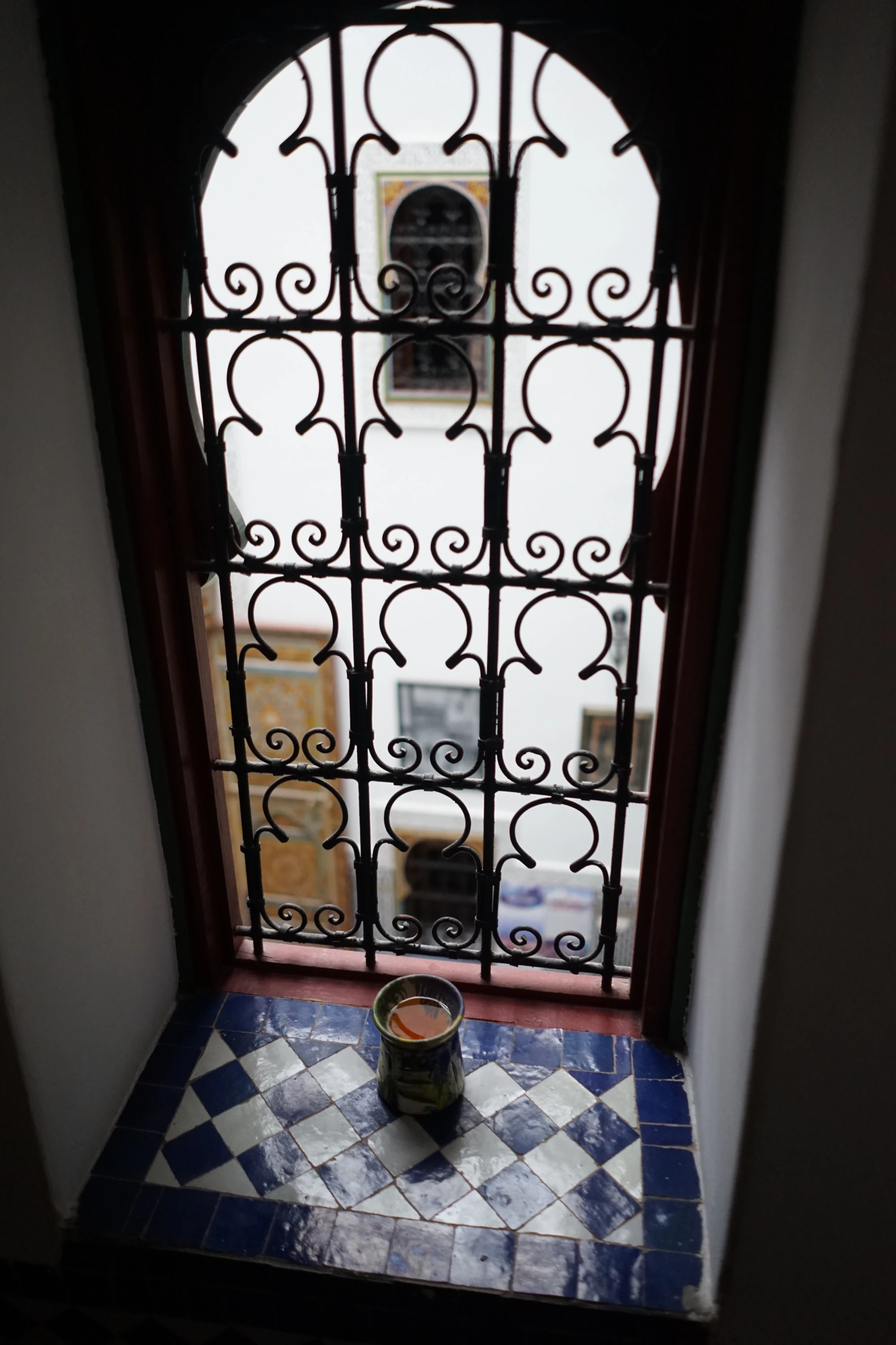 Fenster mit Blick auf Innenhof
